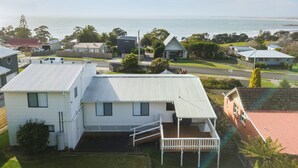 Un quartiere residenziale con case, una strada e vista sul mare.