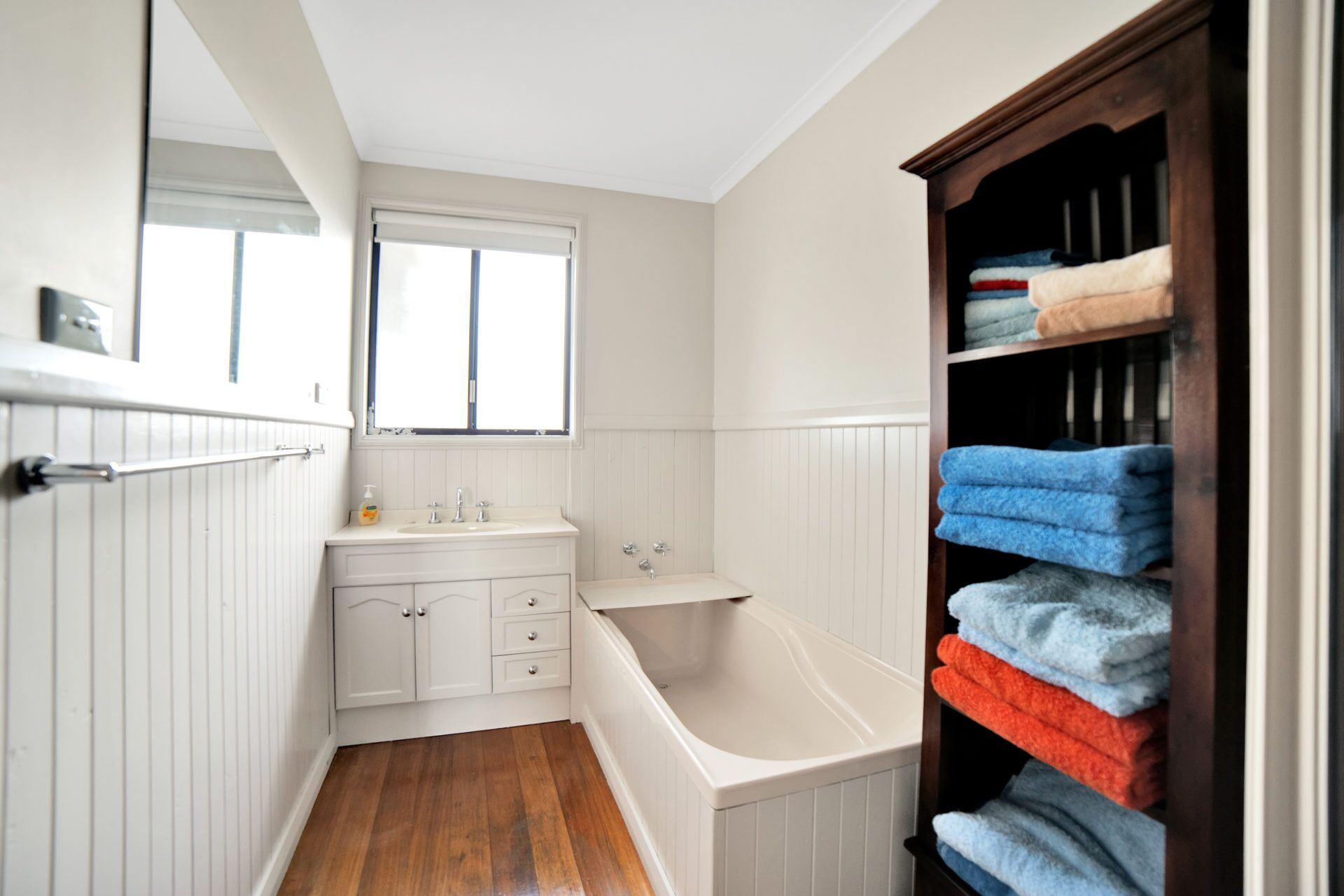 Spoil yourself in this centrally located beach house overlooking the vast... — image 4