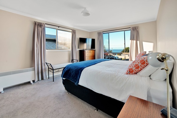 4 bedrooms, travel cot