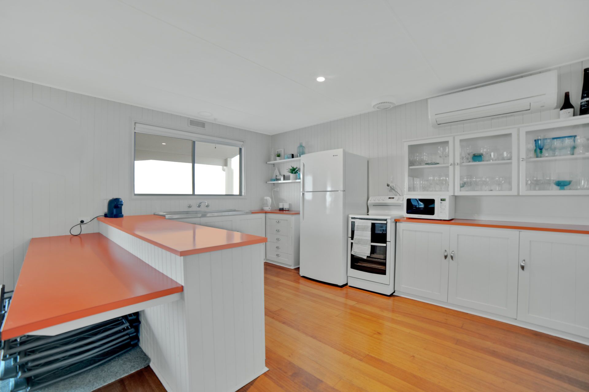 Spoil yourself in this centrally located beach house overlooking the vast... — image 10