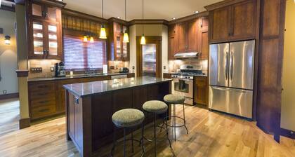 Charming Downtown Frankfort Condo overlooking Betsie Bay