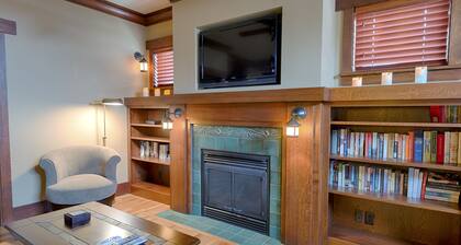 Charming Downtown Frankfort Condo overlooking Betsie Bay