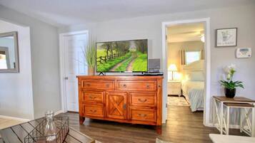 3 makuuhuonetta, silitysrauta/-lauta, vauvan matkasänky, Wi-Fi