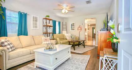 Charming Winter Park Fully Furnished & Pet Friendly Farmhouse Bungalow