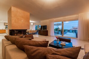 Smart-TV, Kamin, Stereoanlage