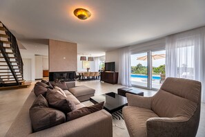 Smart TV, fireplace, stereo