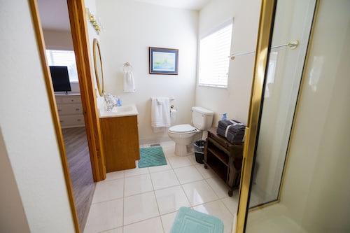 Spacious Riverfront Retreat. Sunset views with private Dock, Sleeps 12.