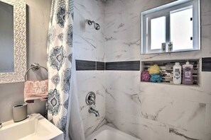 Badewanne, Haartrockner, Handtücher
