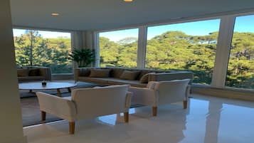 Smart TV, table tennis