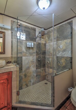 Dusche, Haartrockner, Handtücher, Seife