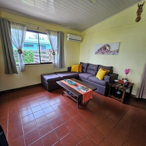 Smart-TV, Bücher, Stereoanlage, Drucker