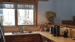 Coffee/tea maker, fridge, microwave, oven - Muskoka Waterfront Retreat (Port Carling)