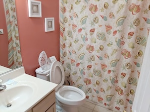 Combined shower/bathtub, hair dryer, towels - West Side Near Avalon Pier ~ Hot Tub~Dog Friendly~Firepit + Fenced in Yard (Kill Devil Hills)