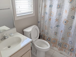 Combined shower/bathtub, hair dryer, towels - West Side Near Avalon Pier ~ Hot Tub~Dog Friendly~Firepit + Fenced in Yard (Kill Devil Hills)