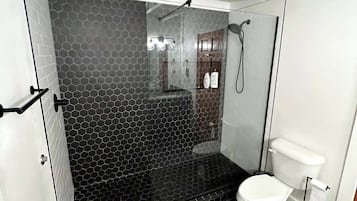 Ducha, secador de pelo, toallas y jabón