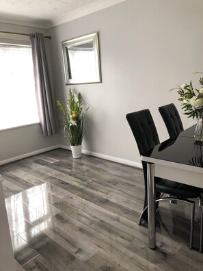 Dining - Peaceful 3 bed House  (Basildon)