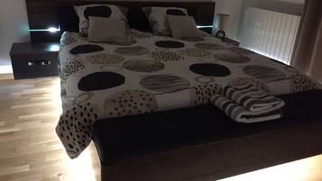 1 habitación, tabla de planchar con plancha y cuna de viaje