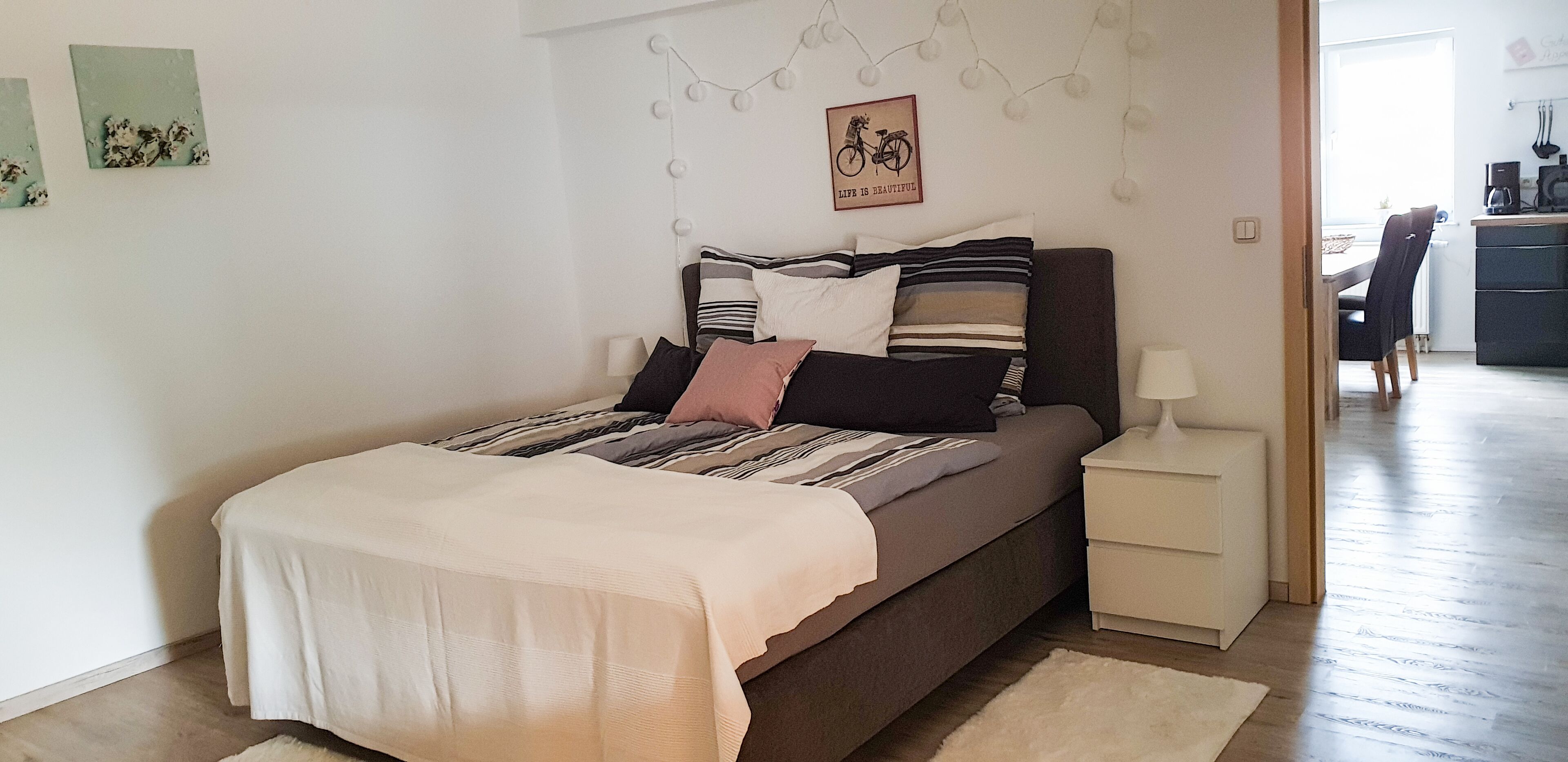 1 makuuhuone, tallelokero huoneessa, silitysrauta/-lauta