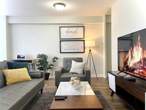 Living area - Entire apartment with king bed /traveling professionals welcome! longterm stays (Detroit)