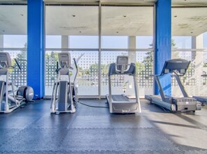 Fitness facility - Entire apartment with king bed /traveling professionals welcome! longterm stays (Detroit)