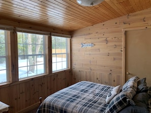 3 bedrooms, travel cot, WiFi, bed sheets - Grand View Cabin - Cozy Cabin on a pond with Lake Superior access and frontage (Grand Marais)