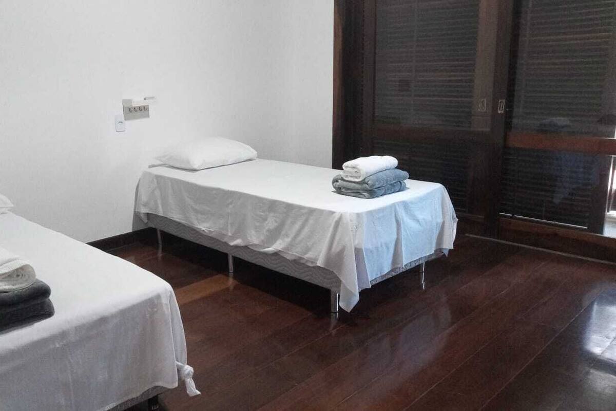 Hypo-allergenic bedding, iron/ironing board, free WiFi, bed sheets