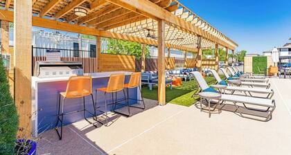 Serene 1BR suite w/ fast WiFi + king bed + pool