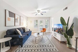 TV, offices - Spacious 2BR King Suite w Gym close to DT (Austin)