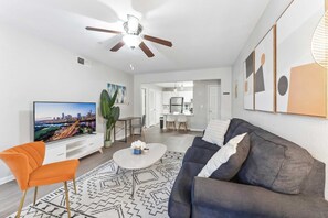 TV, offices - Spacious 2BR King Suite w Gym close to DT (Austin)