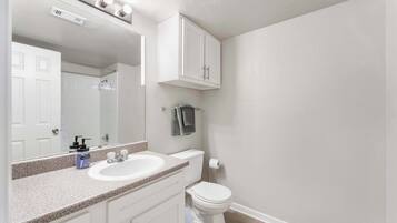 Dusche, Haartrockner, Handtücher, Toilettenpapier