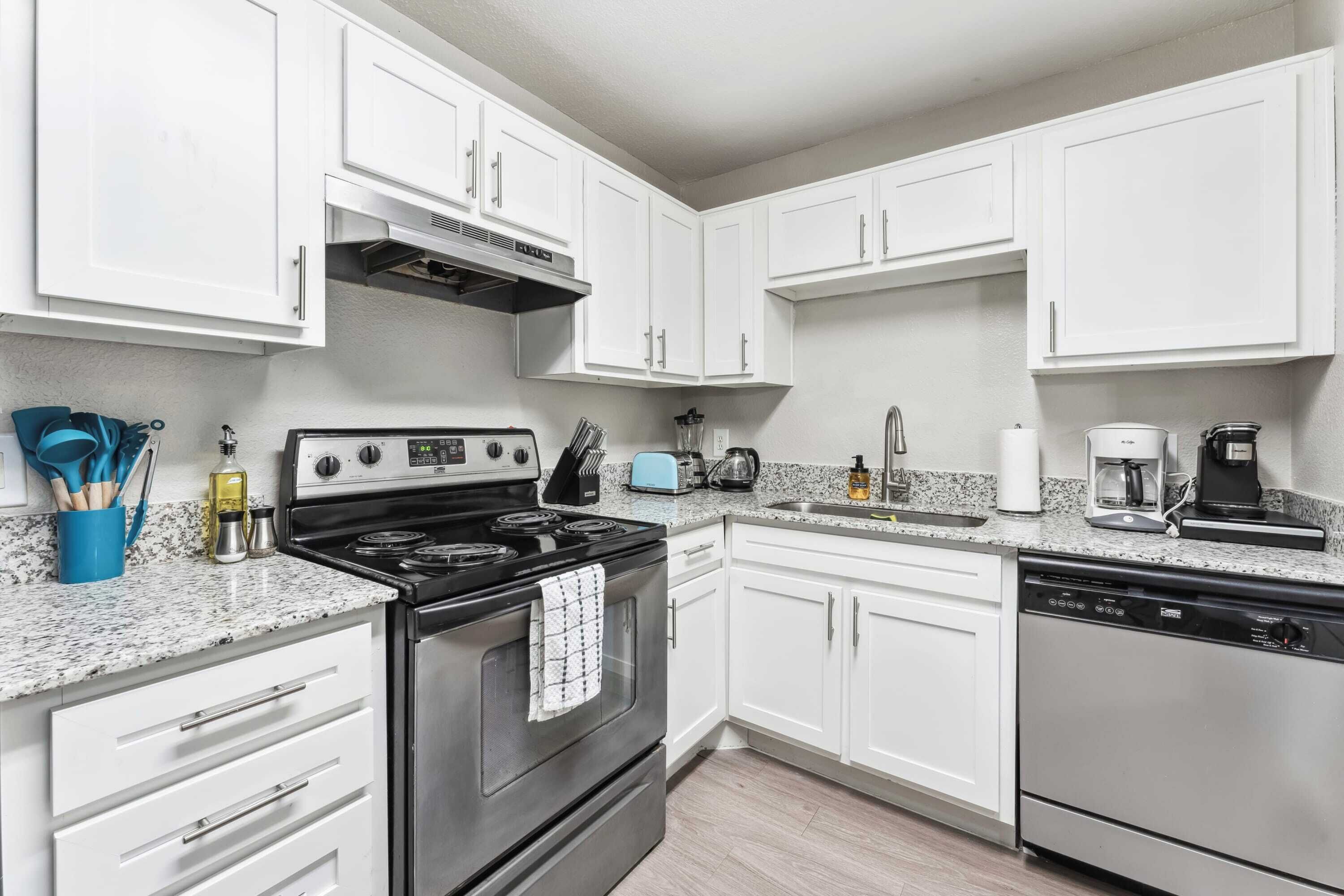 Frigorifero, microonde, forno, piano cottura