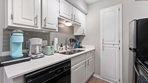 Fridge, microwave, oven, stovetop - Quiet 1BR suite w/ fast WiFi + king bed + pool (Austin)