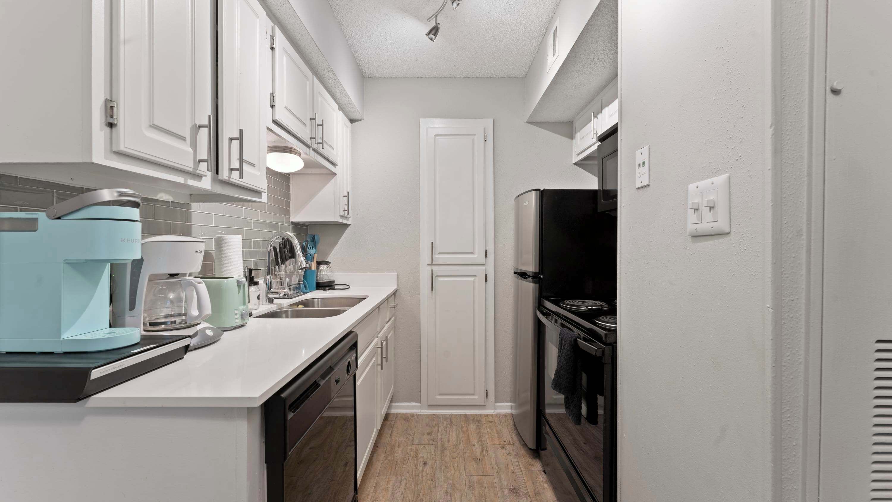 Frigorifero, microonde, forno, piano cottura