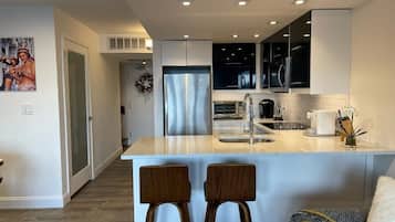 Fridge, microwave, stovetop, dishwasher