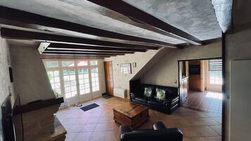 Televisie, een tafeltennistafel, boeken en een kantoor