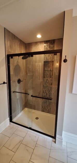 Shower, towels, soap, shampoo - NEWLY RENOVATED Luxurious SOULARD 2nd Floor Townhome overlooking AB Brewery! (St Louis)