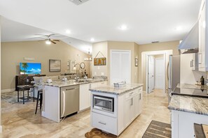 Enjoy cooking and dining in this well-equipped kitchen with oven and microwave, perfect for meal preparation and relaxation.