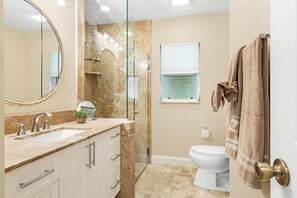 Bathtub, towels - Villa Annabella - Direct Gulf-access home w/electric-heated pool & boat lift - SWFL Rentals (Cape Coral)