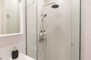 Dusche, Haartrockner, Handtücher, Seife