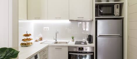 Kühlschrank, Mikrowelle, Ofen, Herdplatte