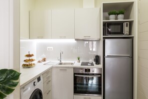 Réfrigérateur, micro-ondes, four, plaque de cuisson