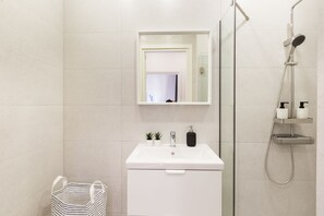 Douche, sèche-cheveux, serviettes fournies, savon