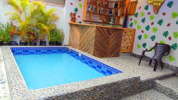 2 albercas al aire libre y camastros