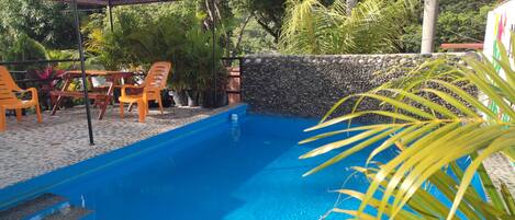 2 ulkouima-allasta, aurinkotuoleja