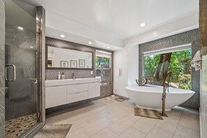 Bathtub, hair dryer, towels, soap - Riverfront Paradise w/ Pool, Spa & Tennis Court (Oakhurst)