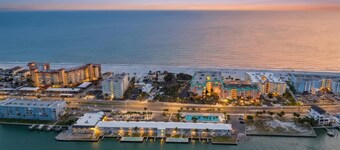 Belleview Gulf Studio/Steps away from BEACH (378)