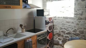 Geladeira, micro-ondas, fogão, cooktop