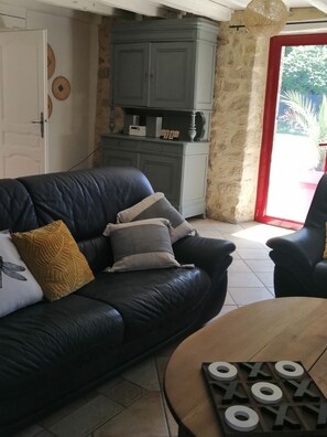 Televisie, een open haard, een dvd-speler en boeken