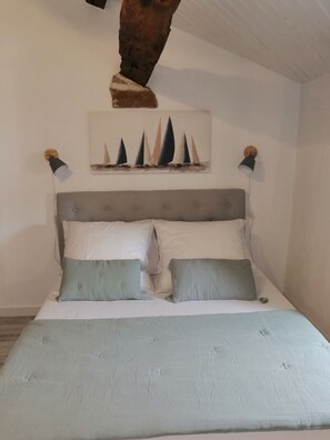 2 habitaciones, tabla de planchar con plancha y cuna de viaje 