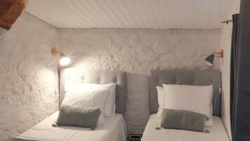 2 quartos, ferros/tábuas de passar roupa, berço de viagem, roupa de cama